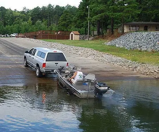 Jak poprawnie wodować łódź motorową