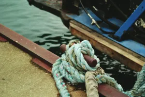 Cumowanie jachtu – kompleksowy poradnik dla żeglarzy